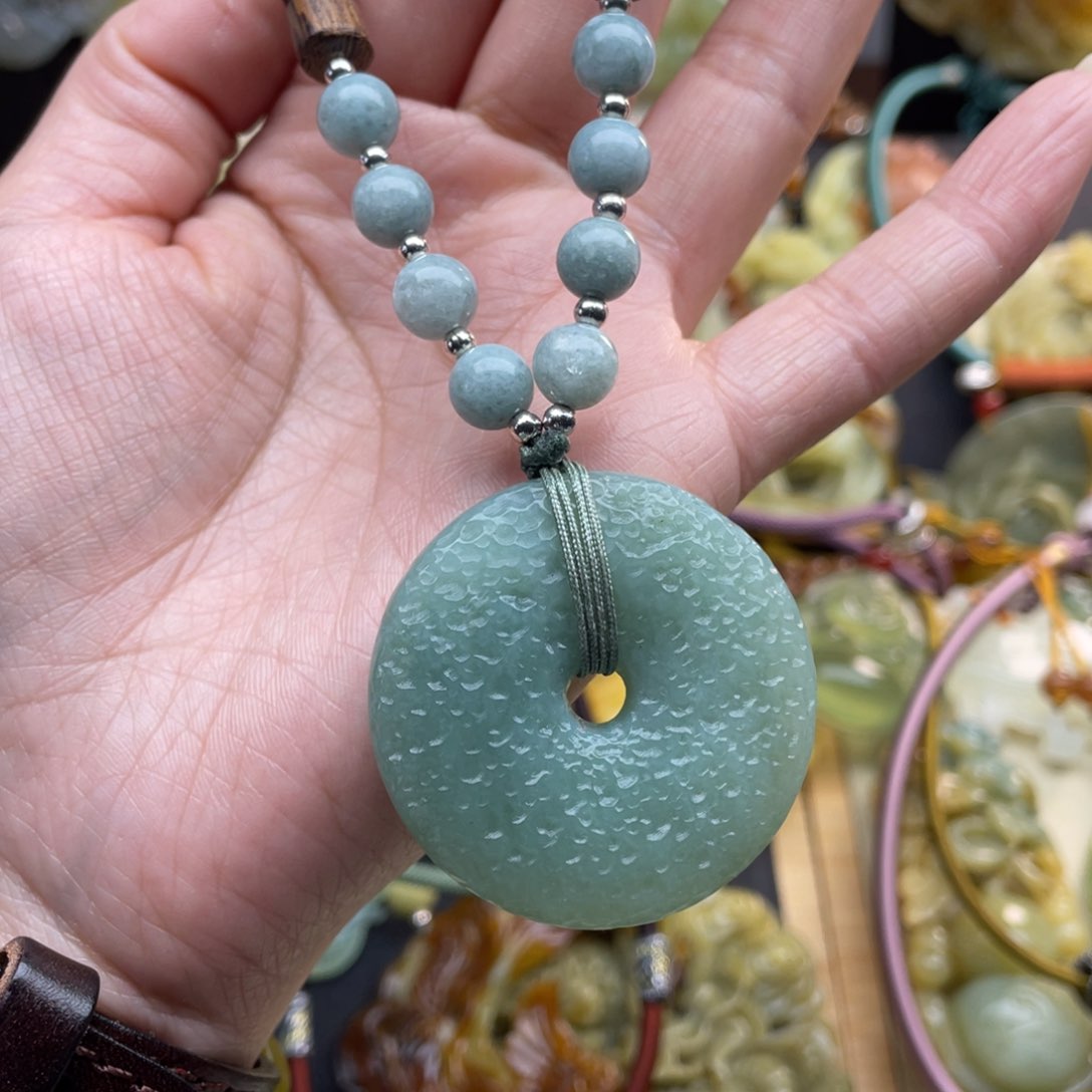 蛇纹石玉颈饰未镶嵌