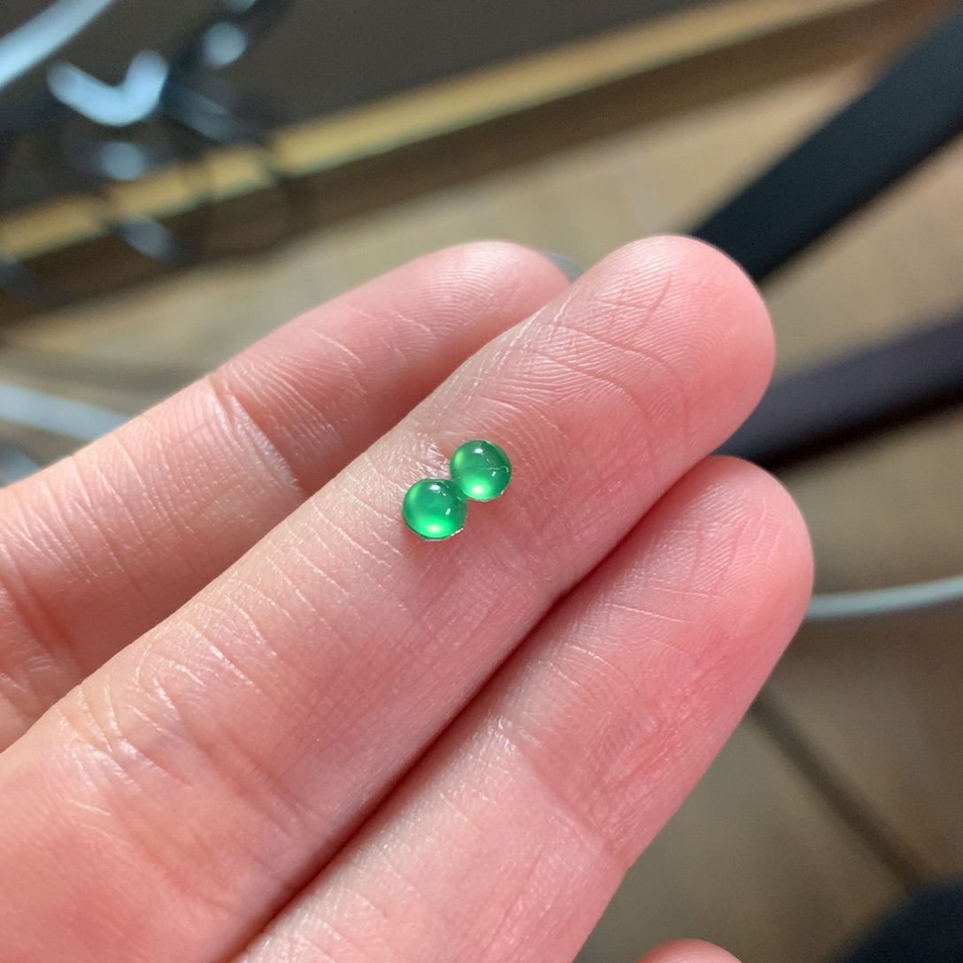 翡翠未镶嵌颈饰木纳绿蛋