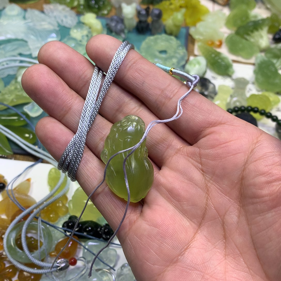 岫玉颈饰未镶嵌子**:貔貅