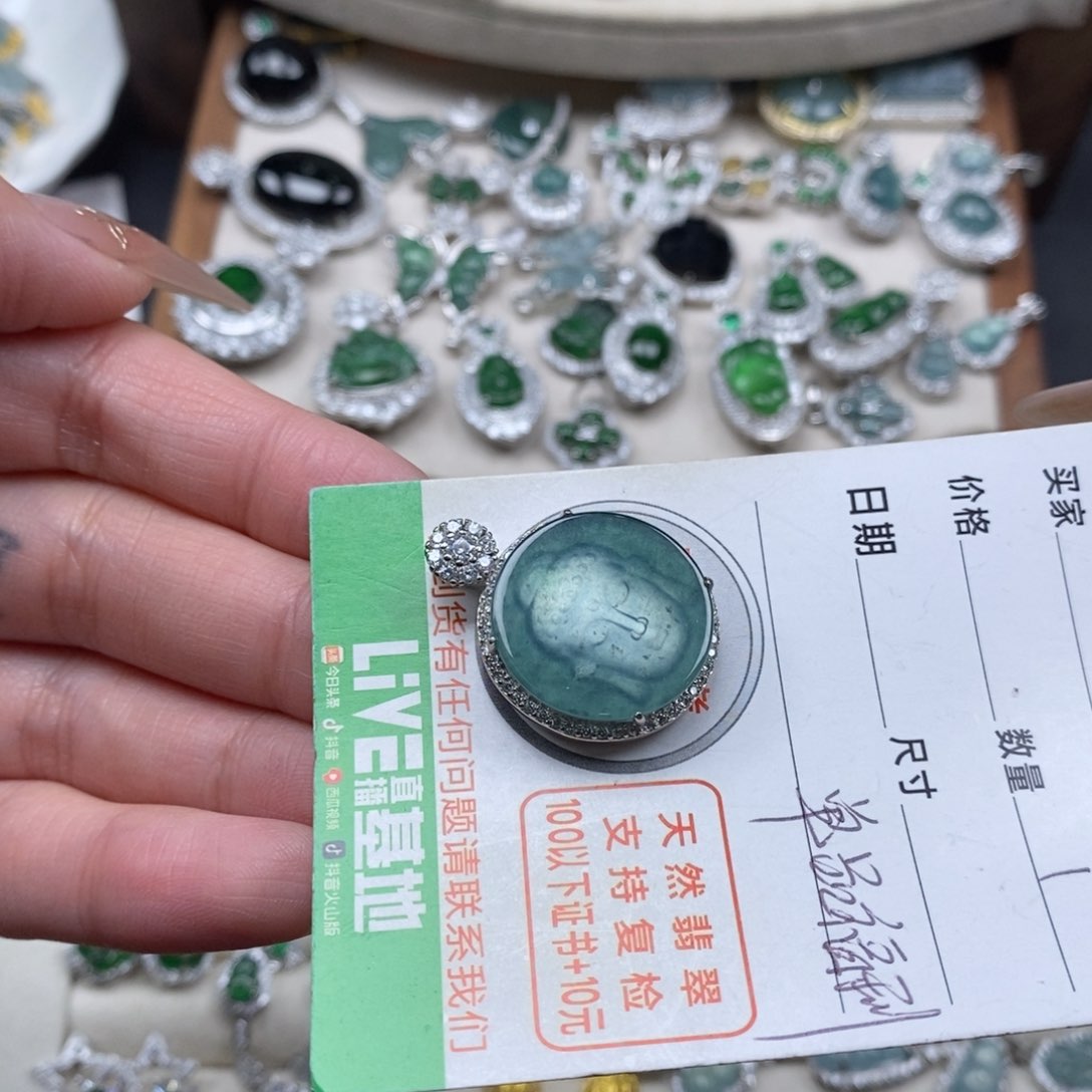 翡翠颈饰未镶嵌翡翠