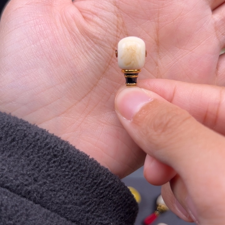 J***A琥珀未镶嵌裸石9.5mm