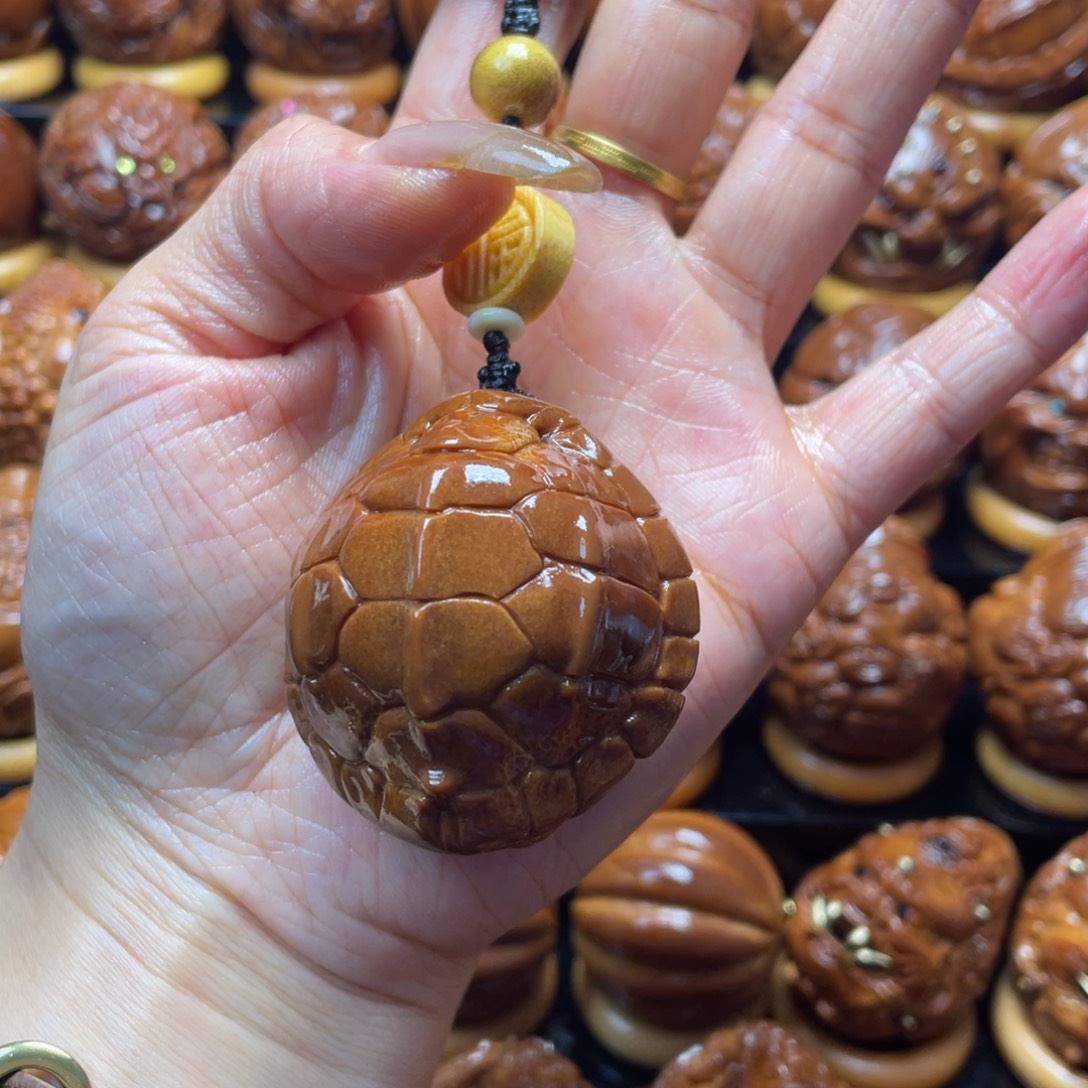 K***-橄榄核把件橄榄球