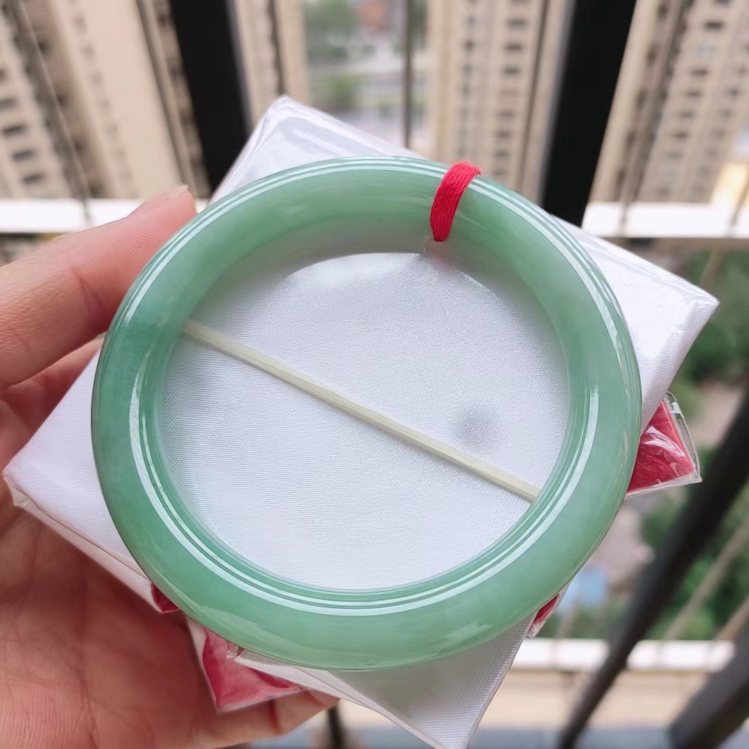 57圆条细糯种油青半山半水意境感手镯，种老肉细。