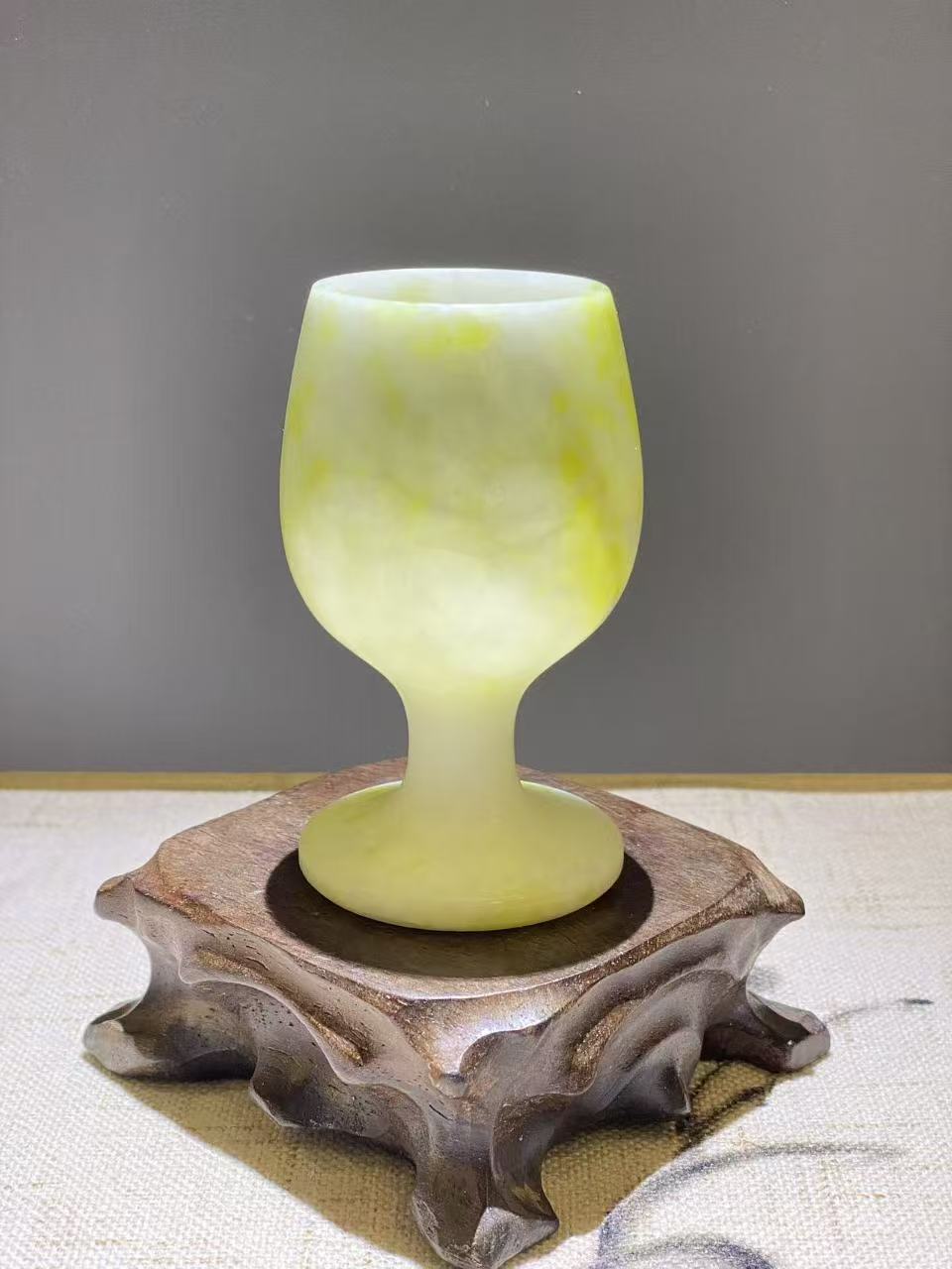 天然玉石精美雕工高脚杯