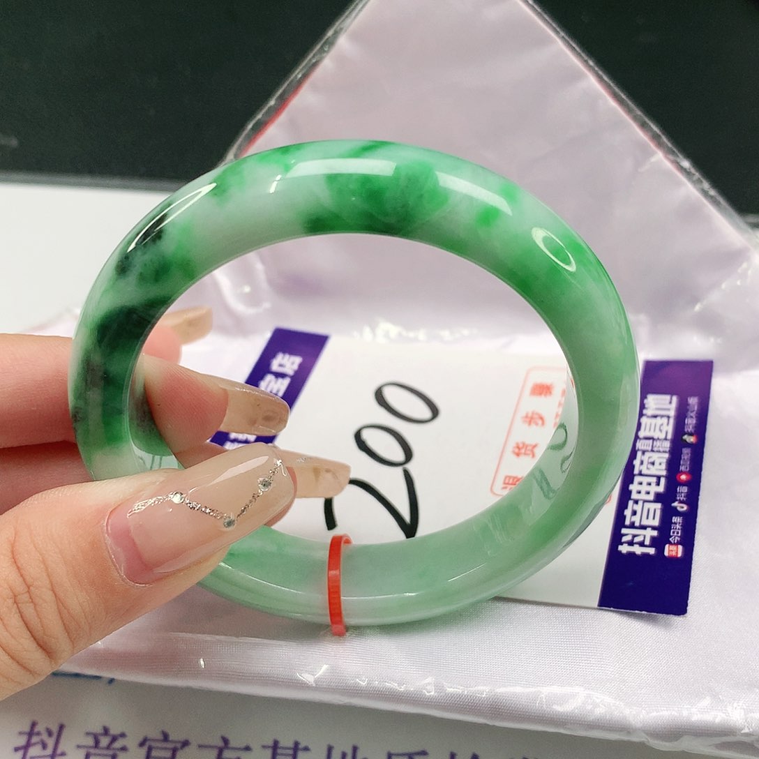 翡翠手镯未镶嵌翡翠
