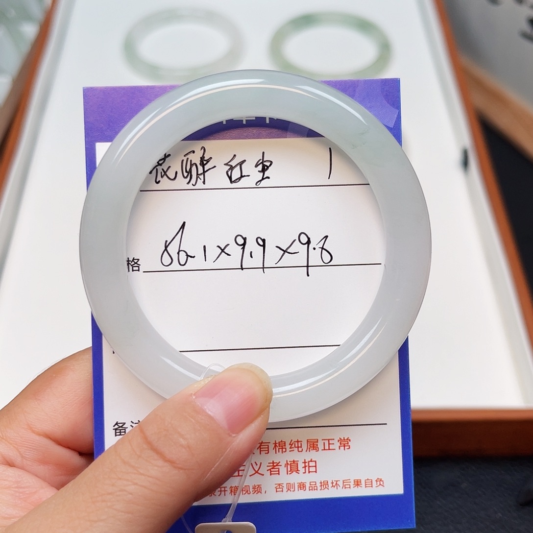 花***尘石英质玉手镯未镶嵌