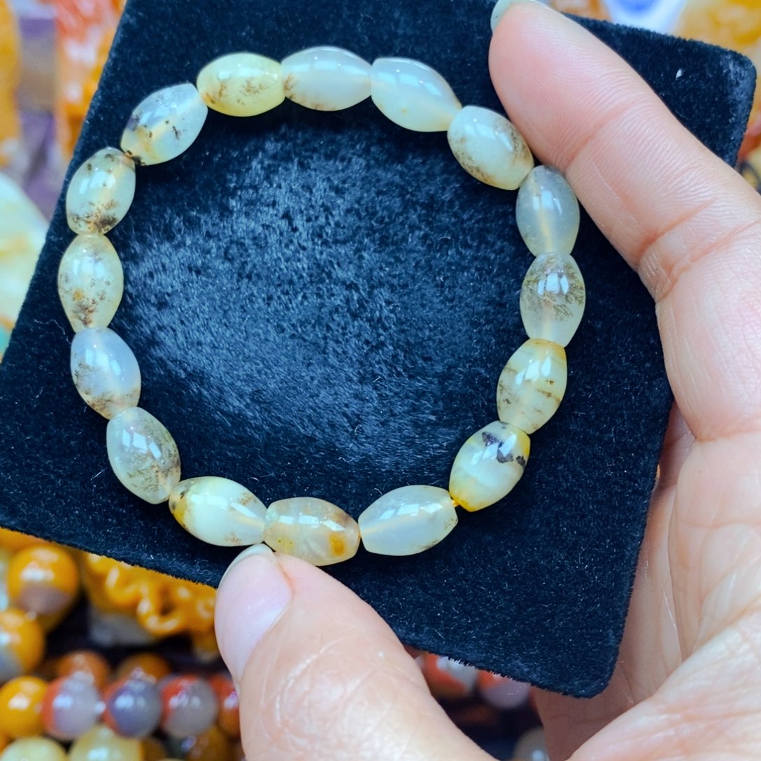 未镶嵌石英质玉（黄龙玉）颈饰