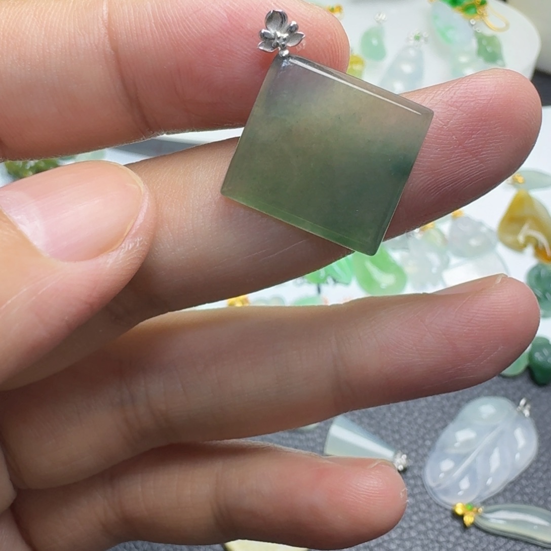 颈饰18K金镶嵌翡翠方牌