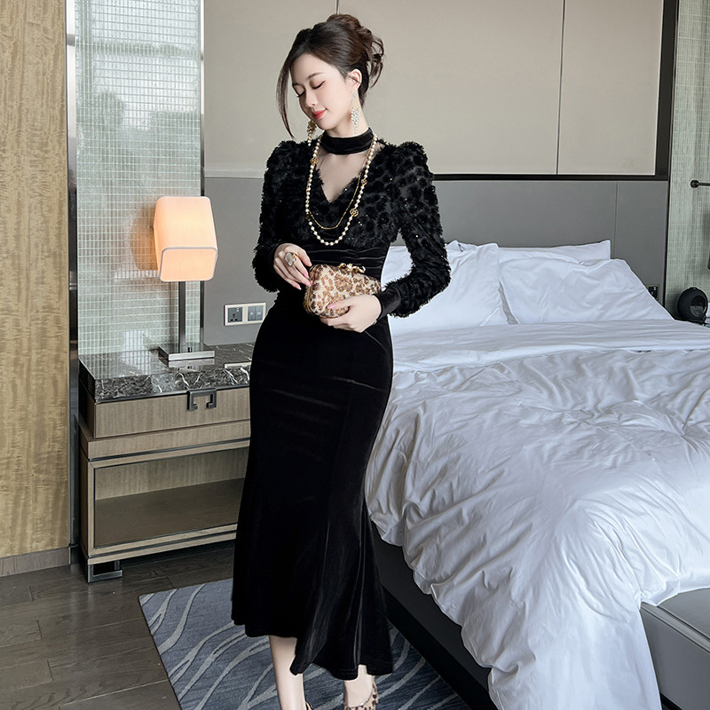 2025春装新款女装法式V领泡泡袖修身显瘦黑色丝绒鱼尾连衣裙80344