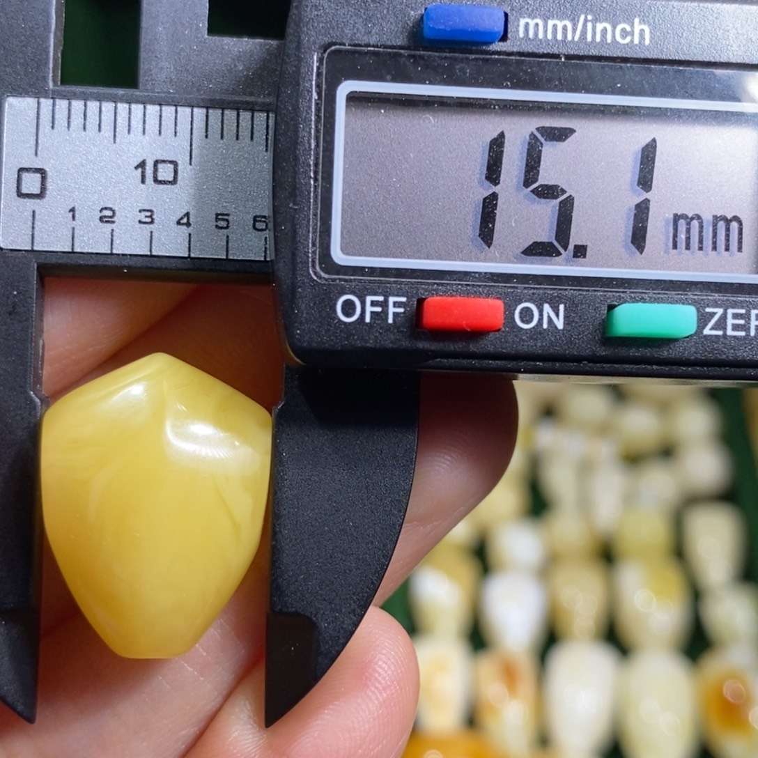 蜜蜡未镶嵌裸石配饰