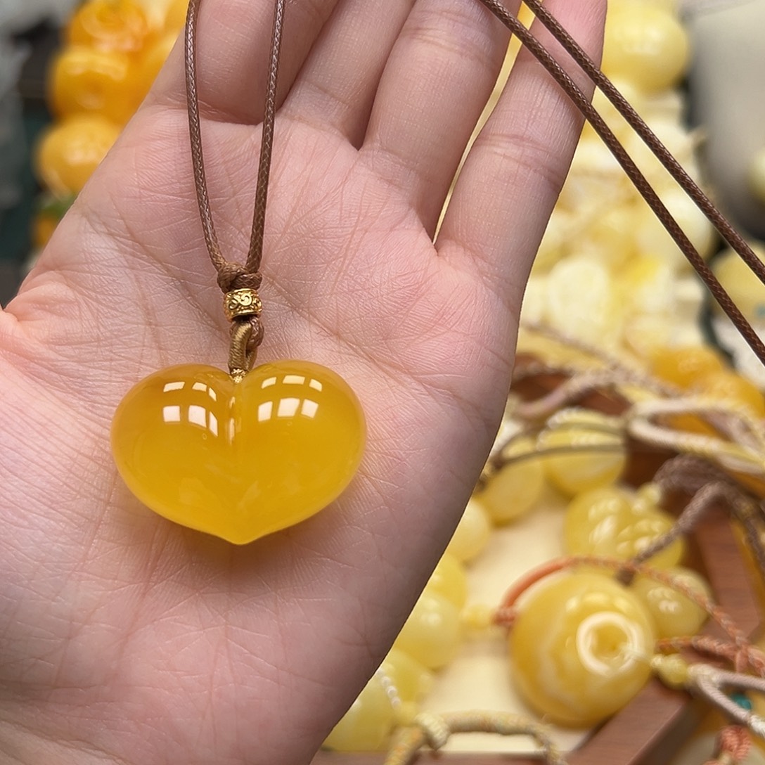 琥珀未镶嵌颈饰蜜蜡