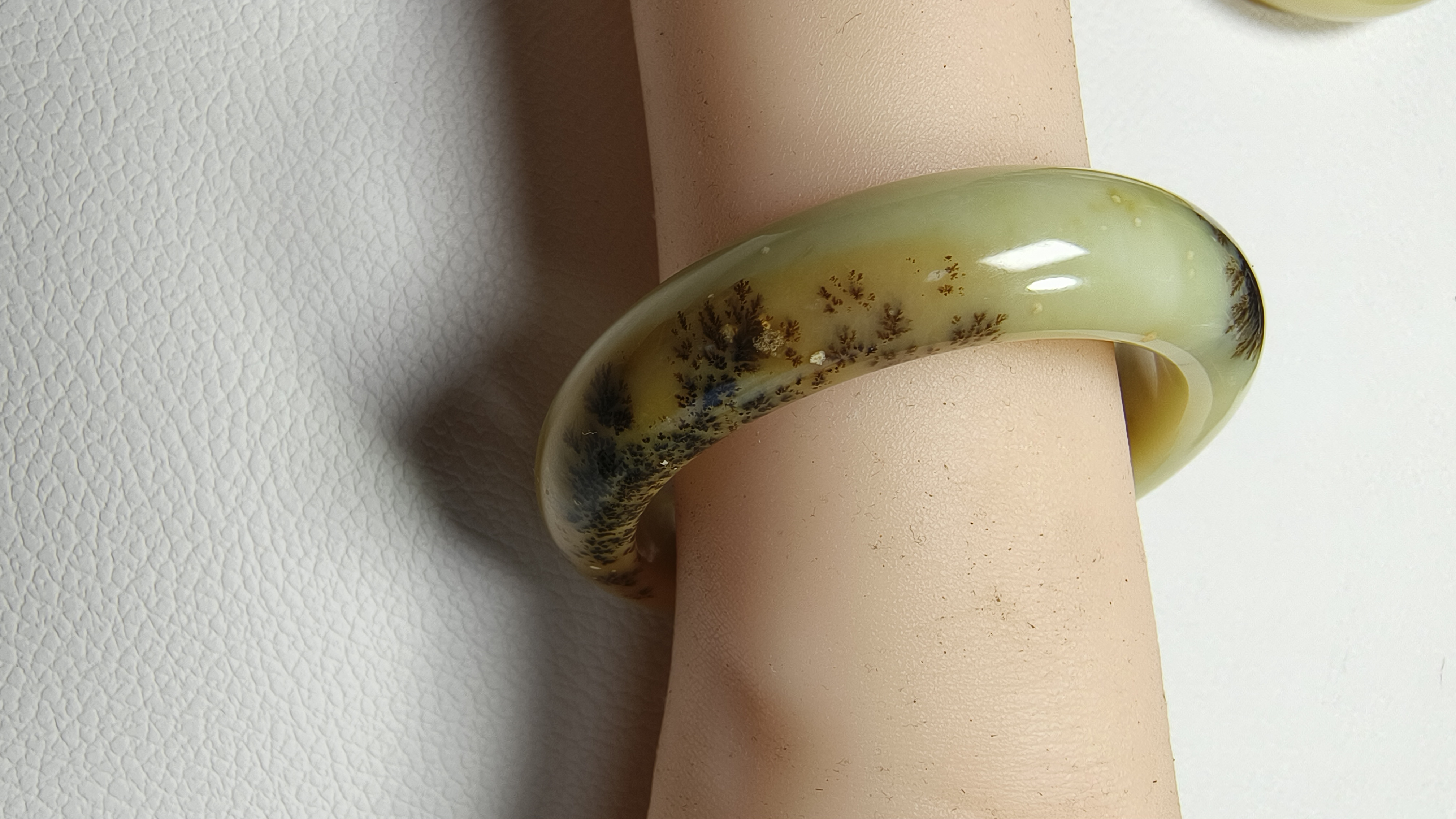 岫岩玉手镯湖水绿精美金钱草可盘可养气质款