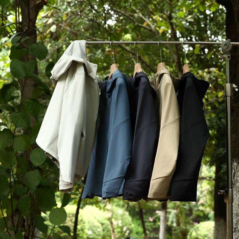 【冲锋必备】情侣防风软壳秋冬户外休闲连帽加绒男夹克外套D2533