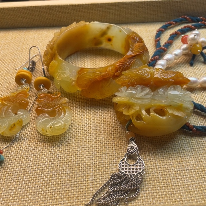 蛇纹石玉吊坠未镶嵌如**画