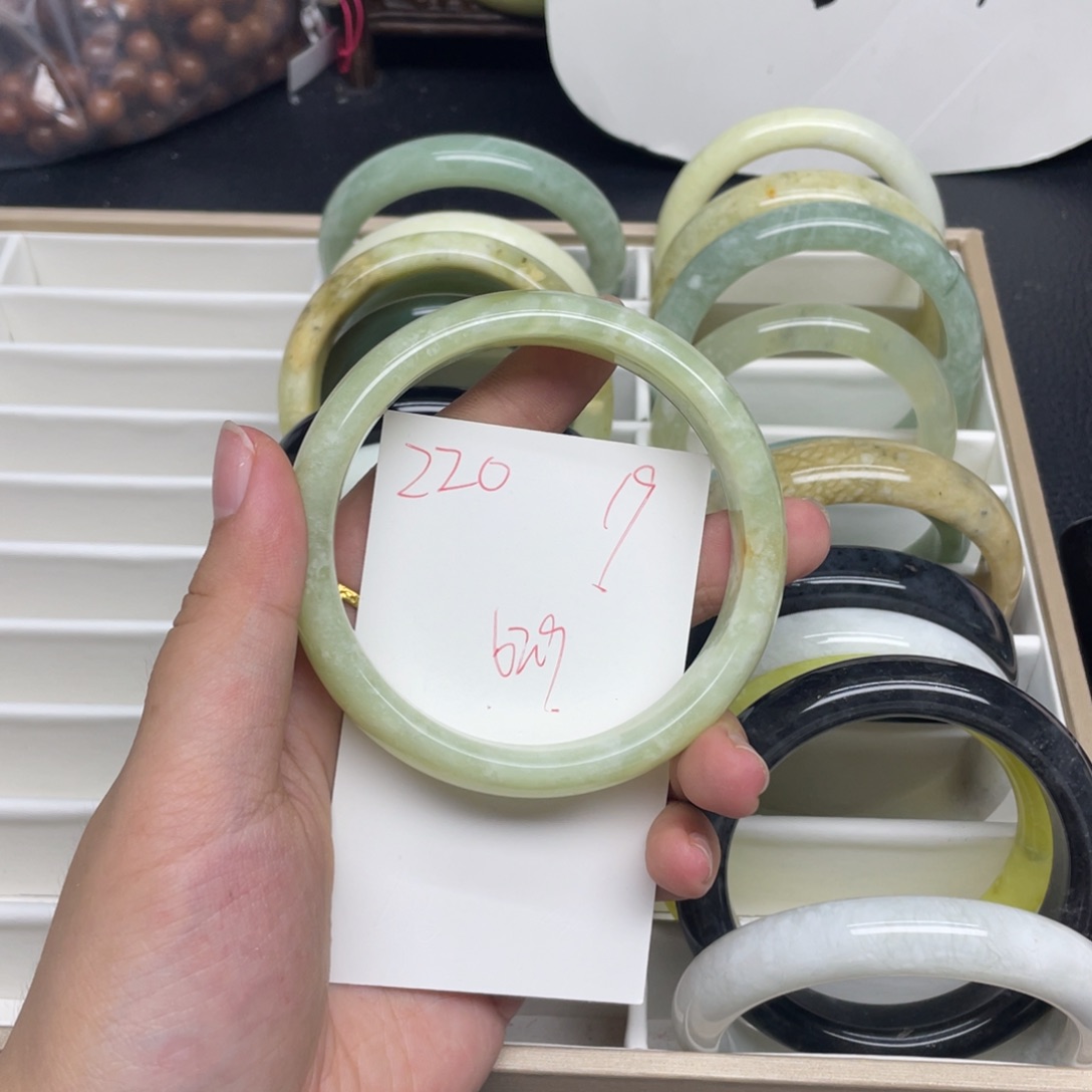 未镶嵌蛇纹石玉手镯