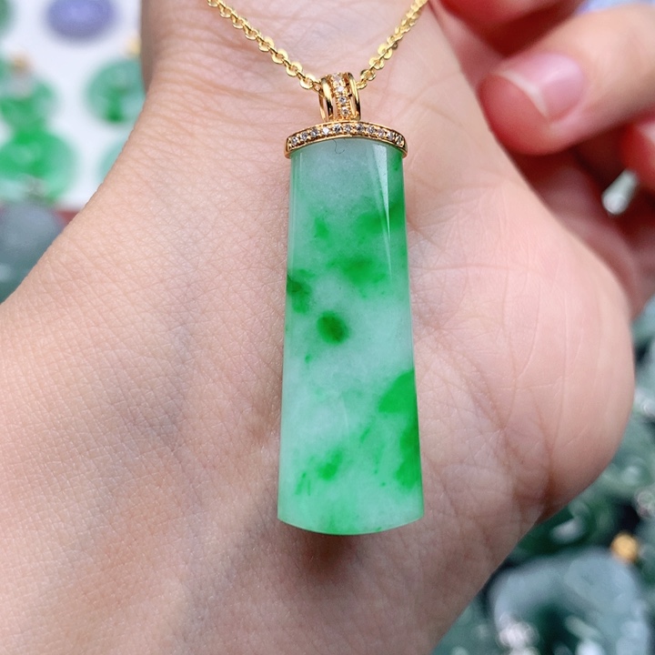 翡翠吊坠(不含链)18K金镶嵌