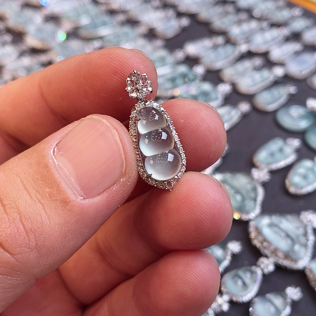 翡翠颈饰18K金镶嵌健**?豆子