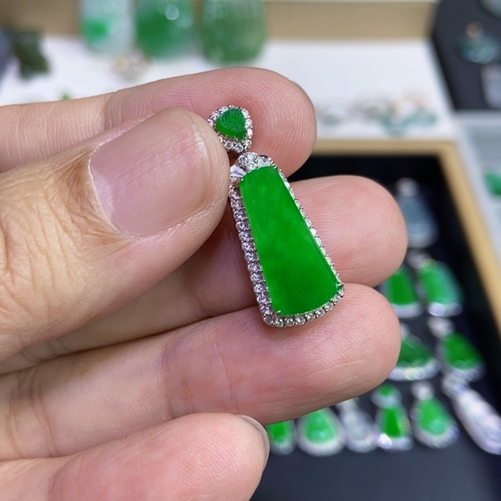 翡翠18K金镶嵌颈饰