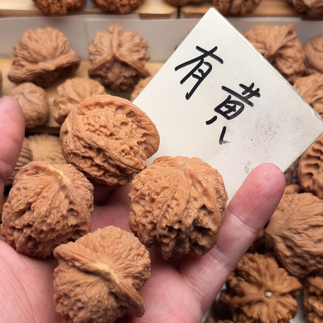 王***雕文玩核桃吊坠麒麟