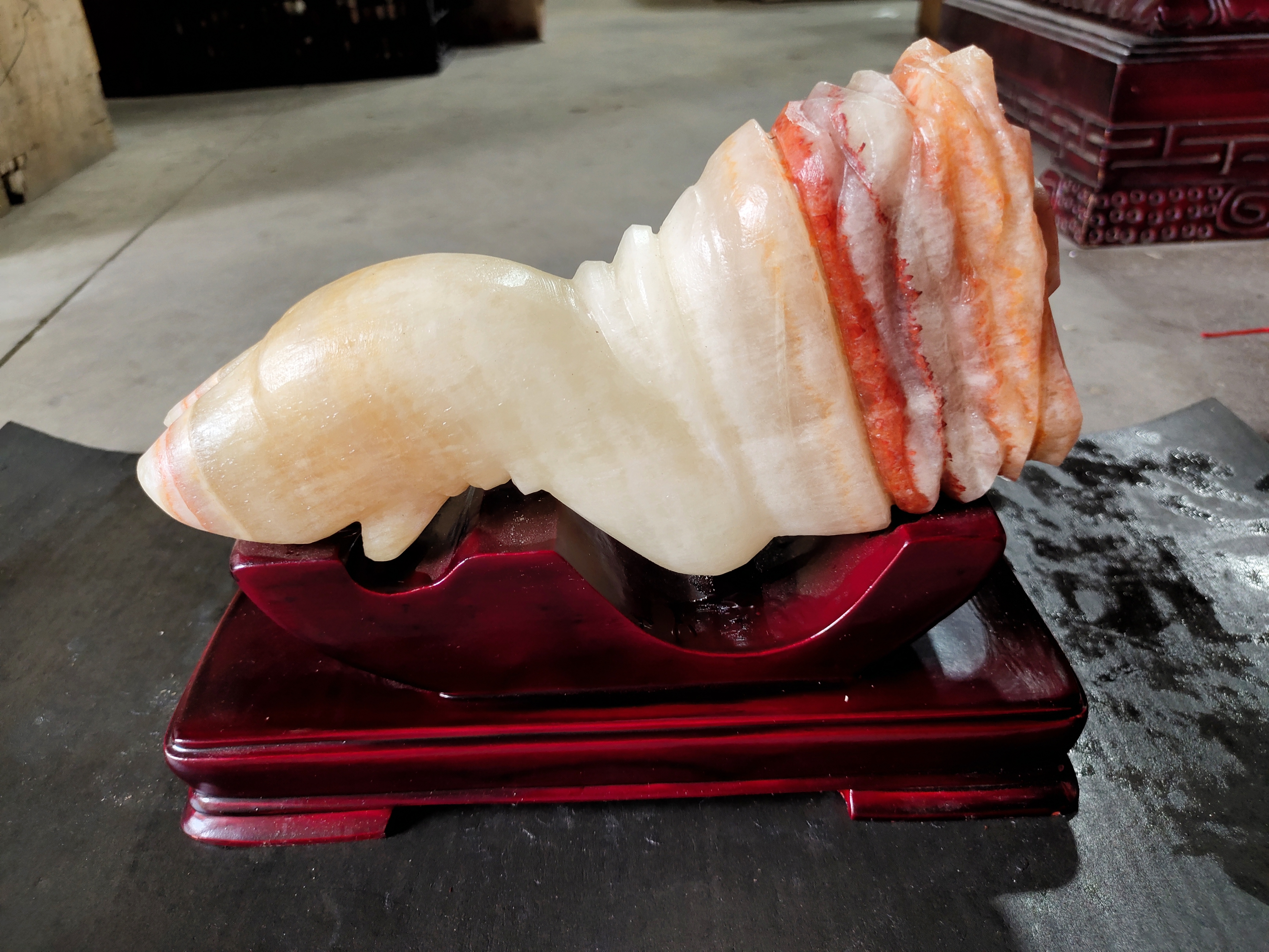 广西天然猪肉石家居摆件。尺寸石头长25*6*15含座长28高21cm,7.7斤