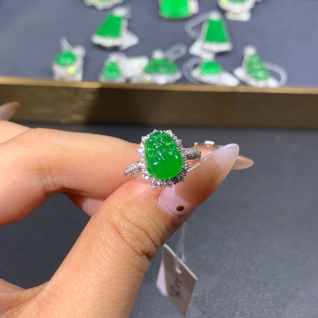 翡翠戒指18K金镶嵌翡翠