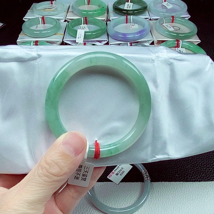 翡翠手镯（圆镯）未镶嵌虹*儿缅甸翡翠手镯