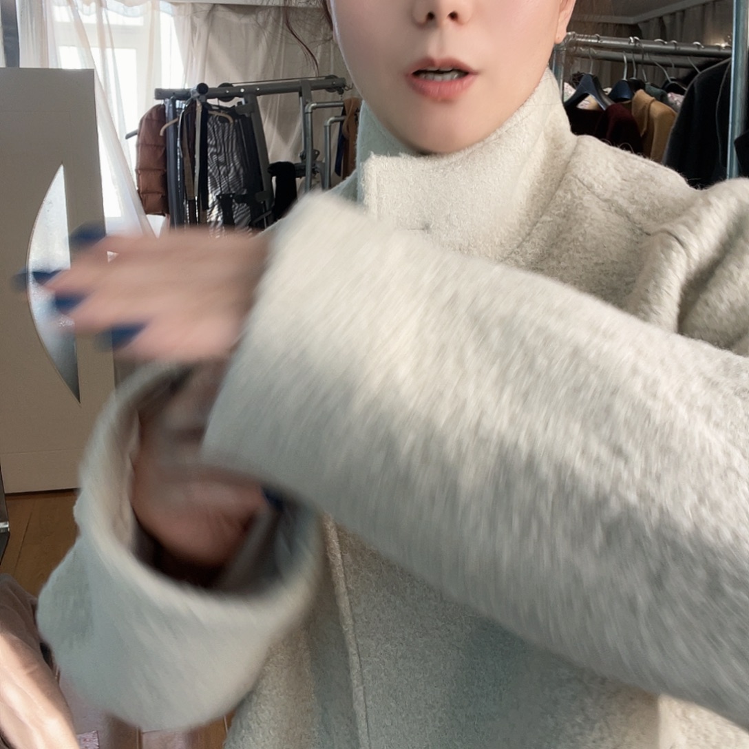 蓝***鲸挂脖款34短款大衣1111