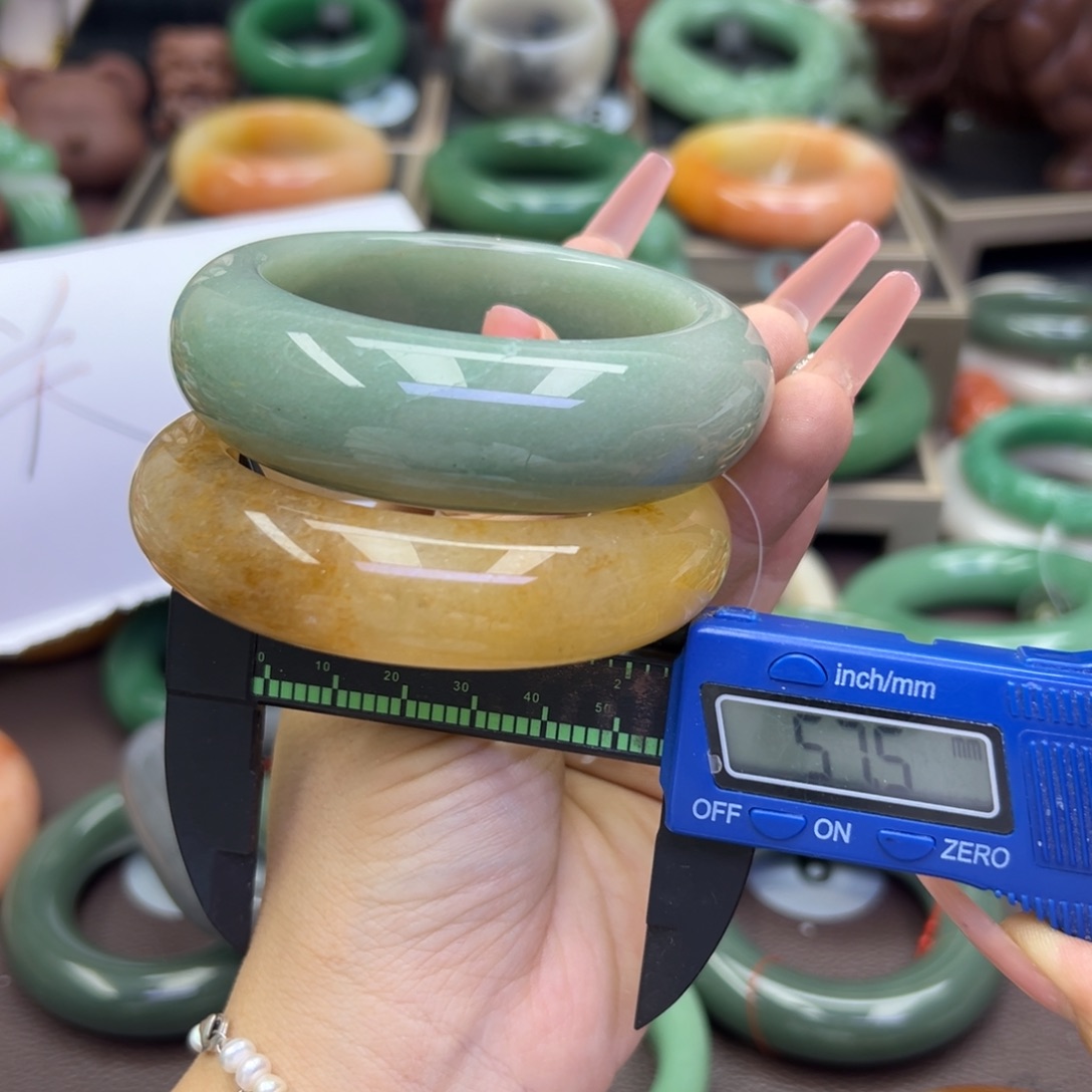 未镶嵌手镯石英岩玉