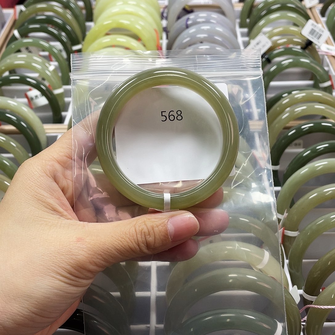 和田玉（糖玉）手镯未镶嵌568圈口53