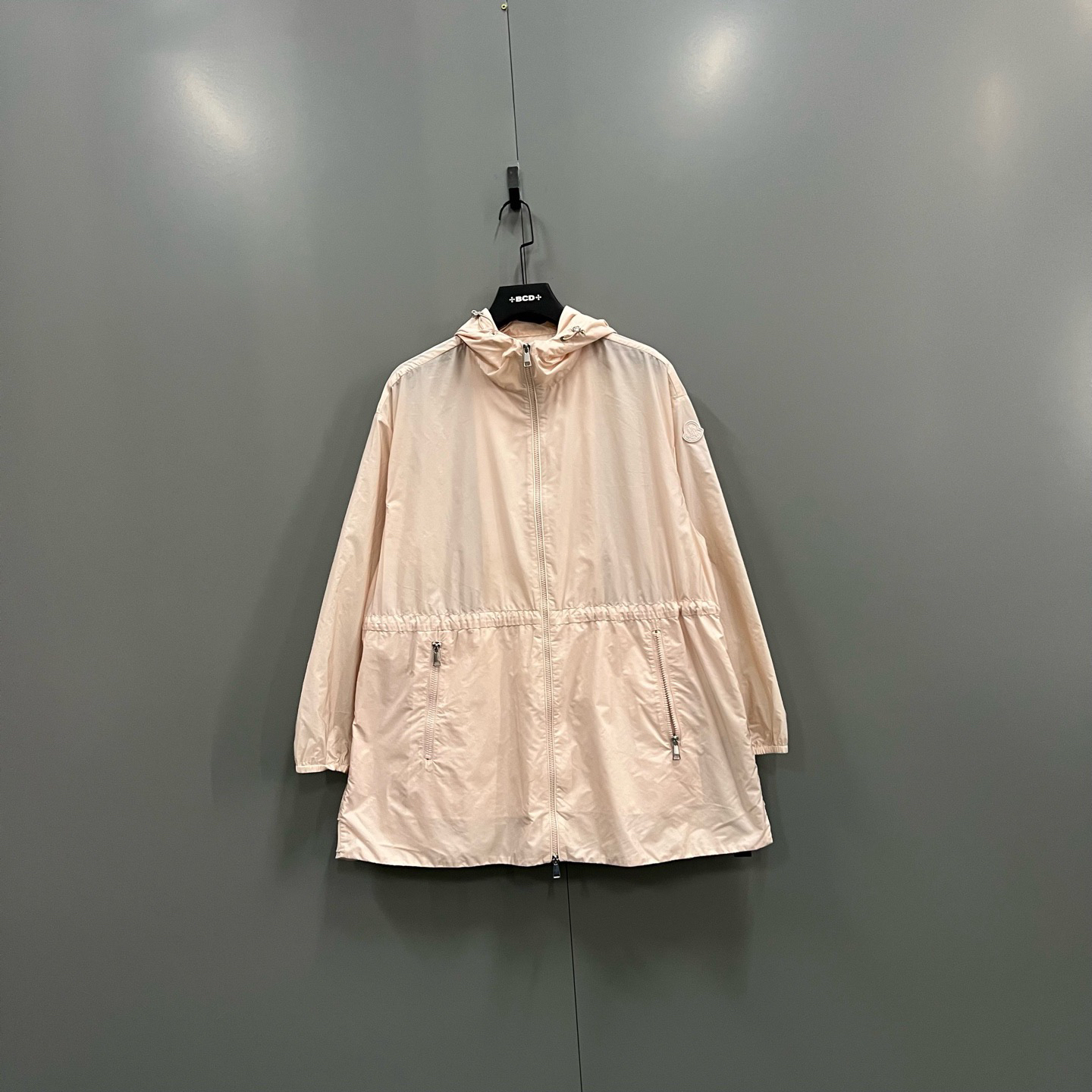 99新 MONCLER zt1 淡粉色徽标连帽外套 3码/609575