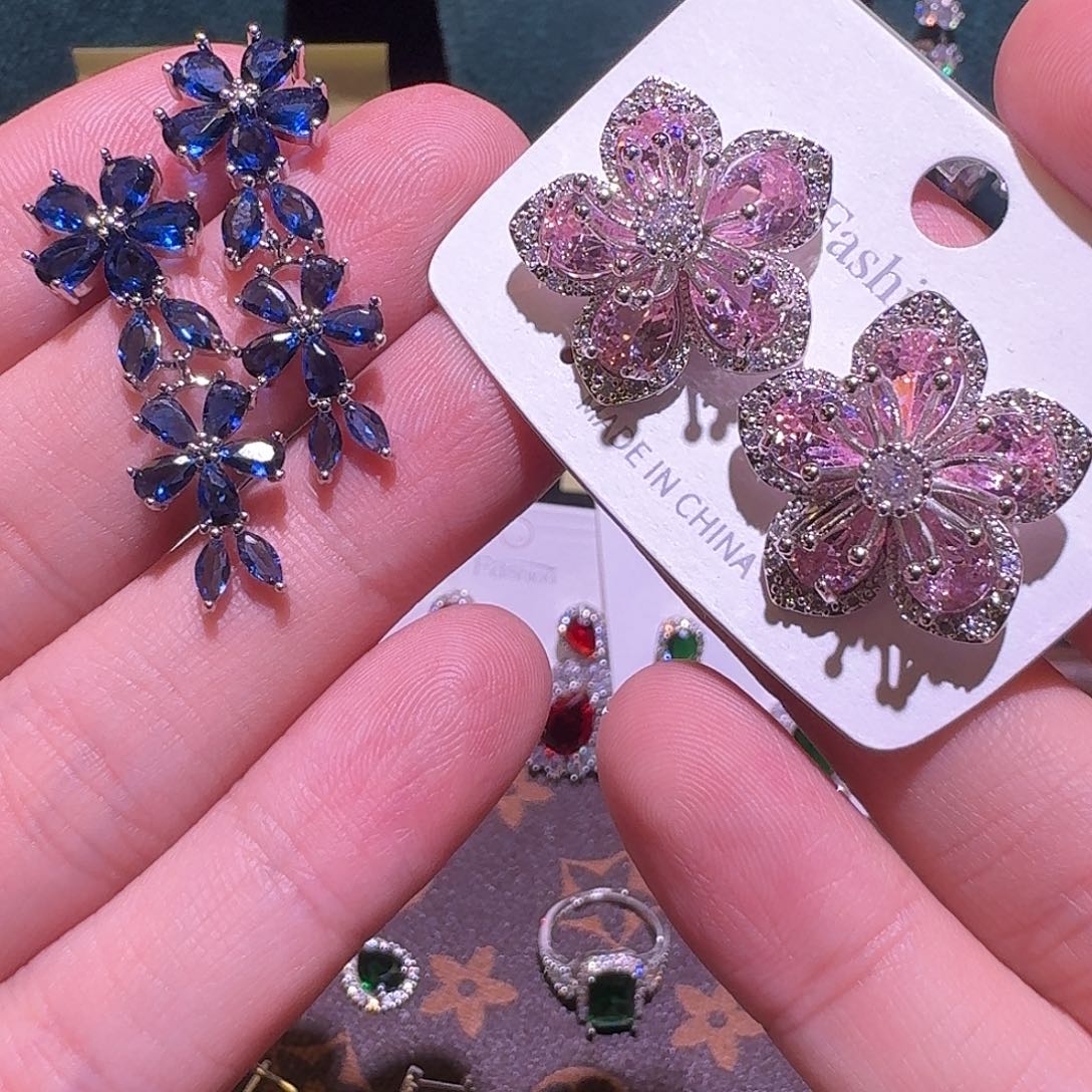 红***粉未镶嵌蓝宝石颈饰