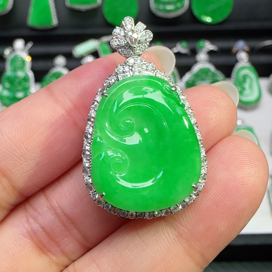 翡翠18K金镶嵌颈饰吊坠