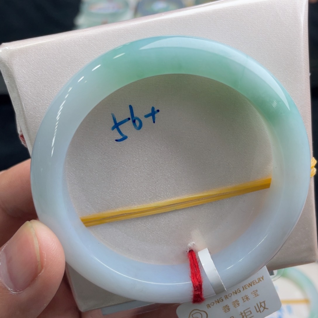 翡翠手镯未镶嵌翡翠手镯