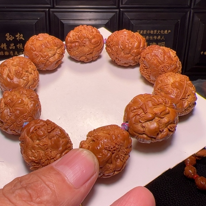 自***窗橄榄核手串瑞兽九仙