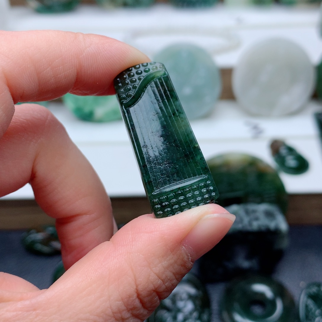 独山玉未镶嵌颈饰