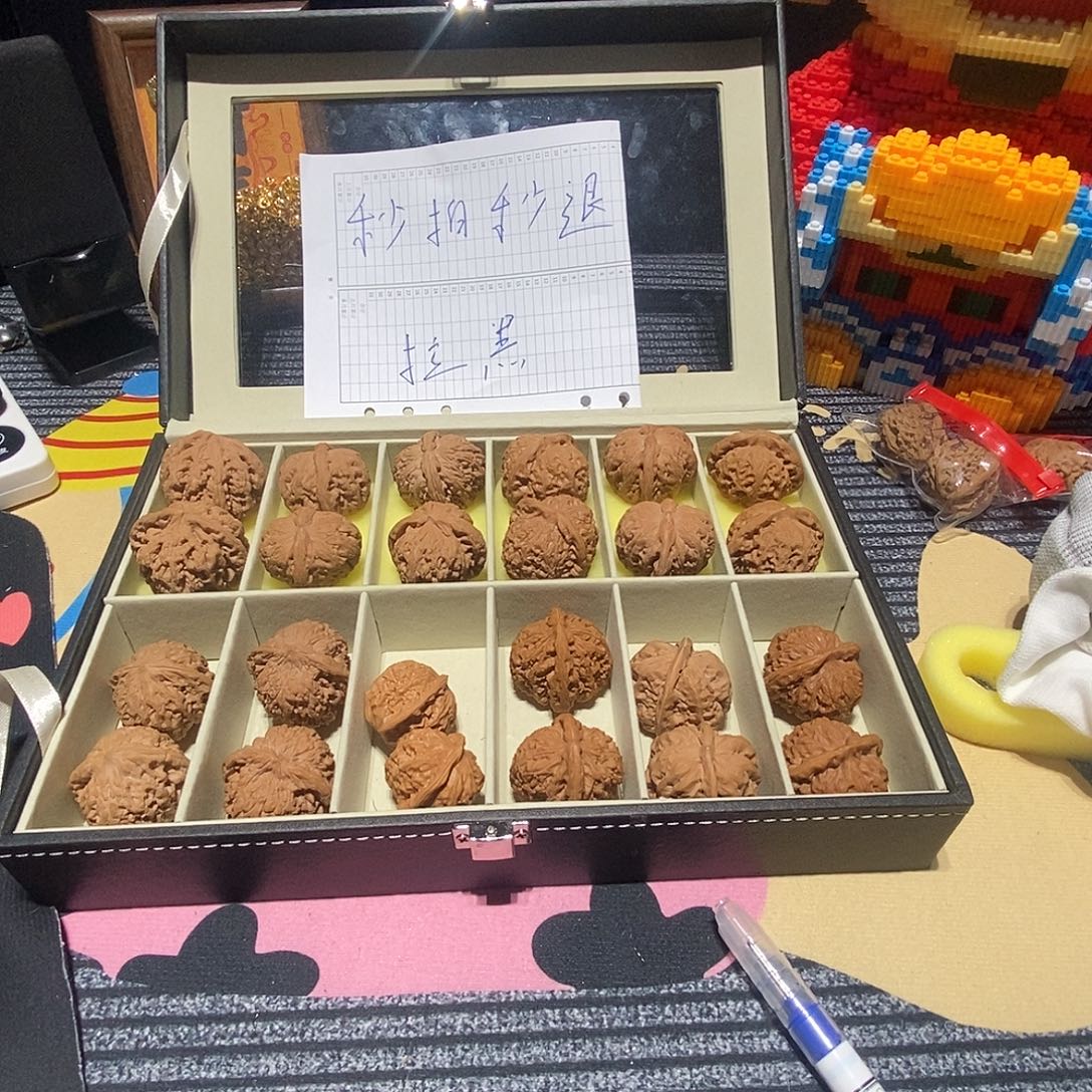 文玩核桃吊坠老树红皮元宝