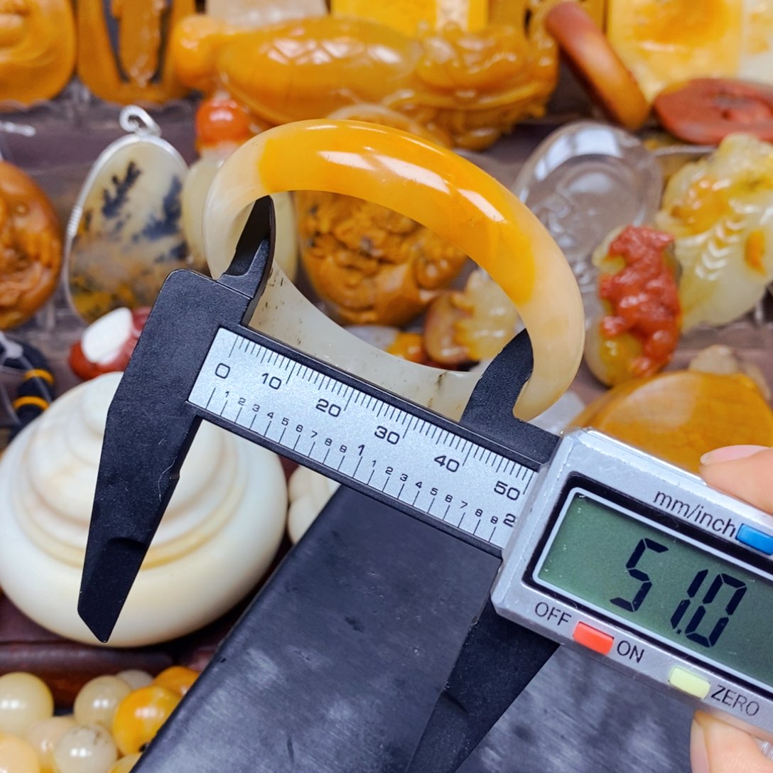 石英质玉（黄龙玉）颈饰未镶嵌