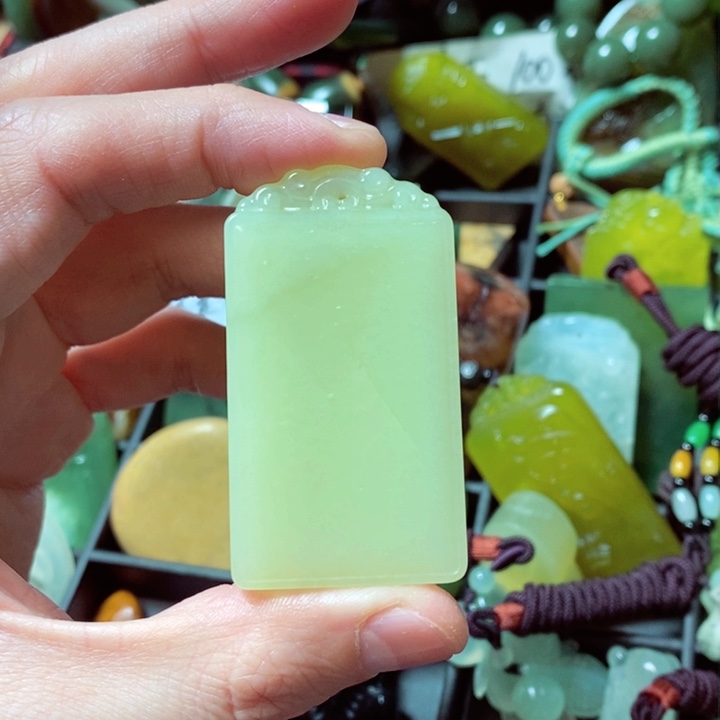 蛇纹石玉颈饰未镶嵌