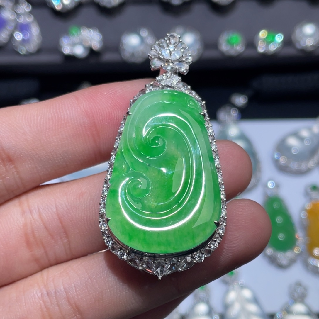 翡翠18K金镶嵌颈饰