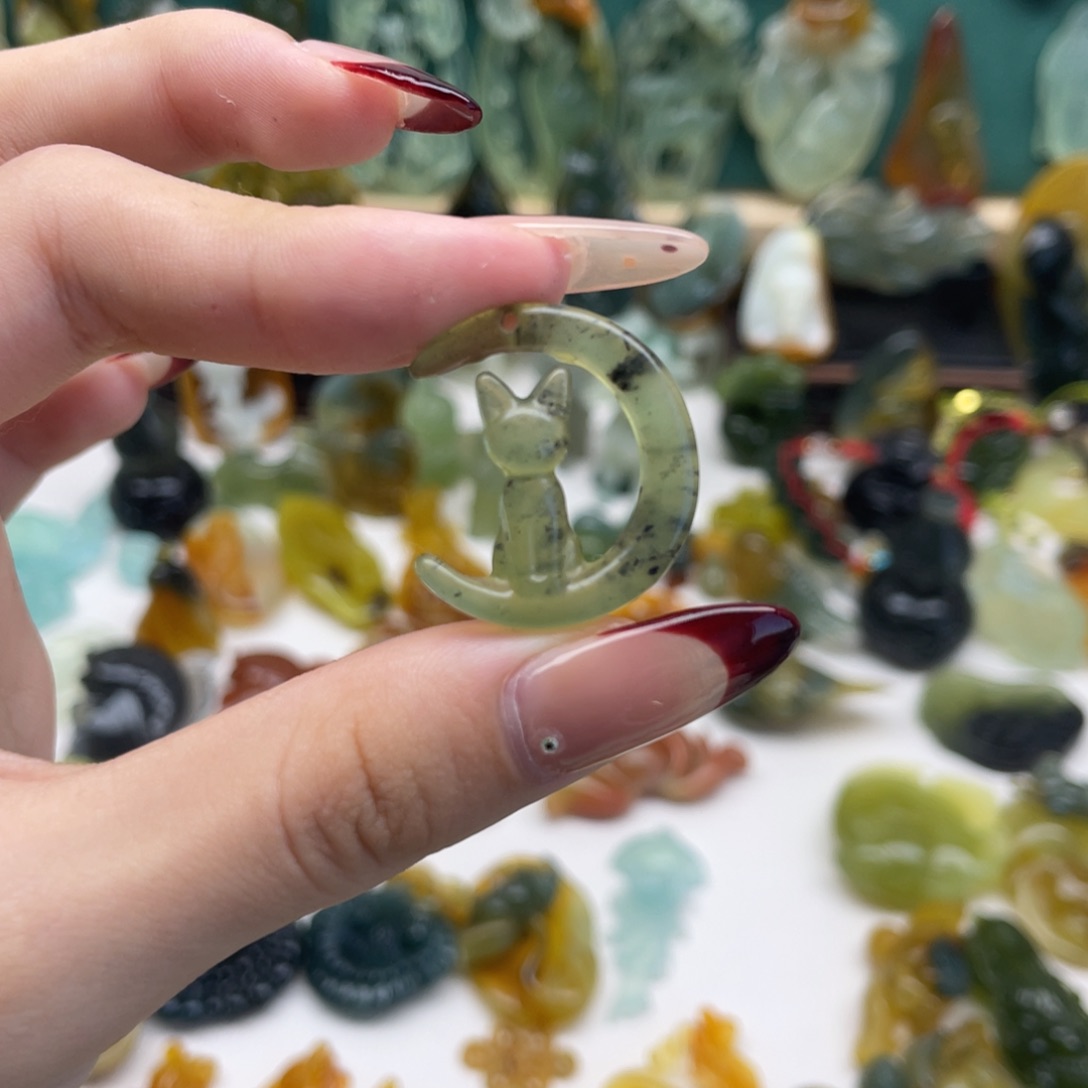 蛇纹石玉颈饰未镶嵌