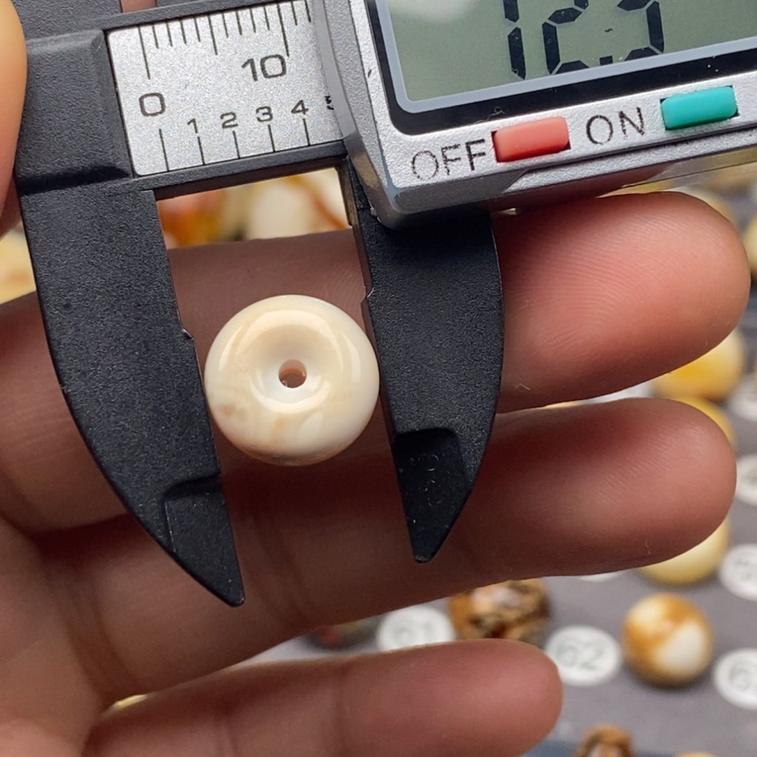 蜜蜡珠宝奇石未镶嵌