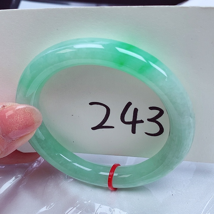 翡翠手镯未镶嵌翡翠