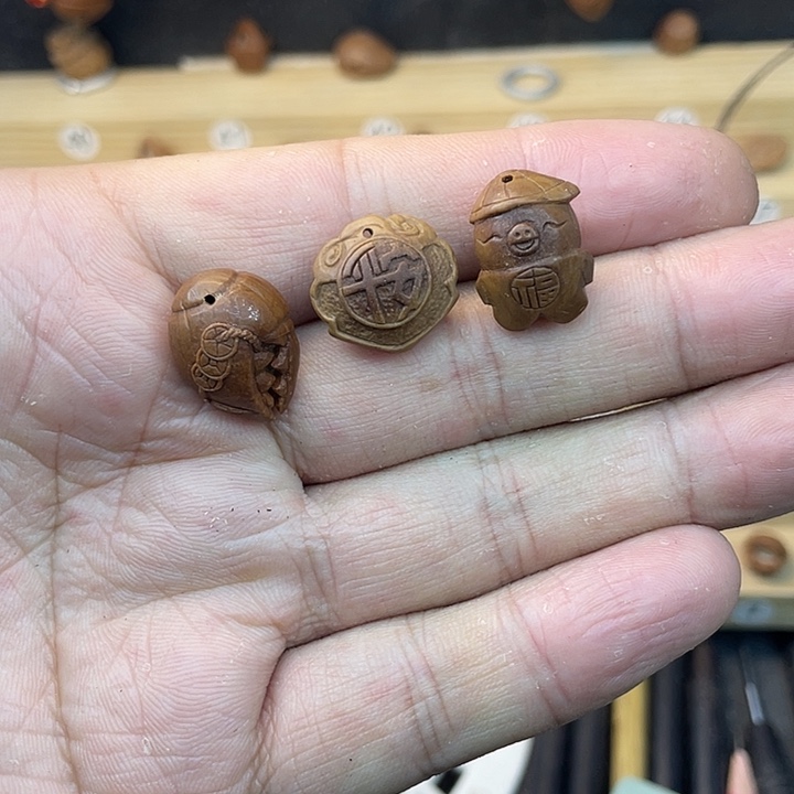 桃核雕刻的小猪，平安锁，谢谢，招财蟹钳