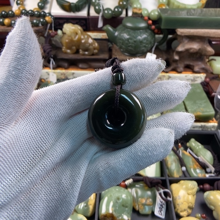 颈饰未镶嵌透闪石质玉远*