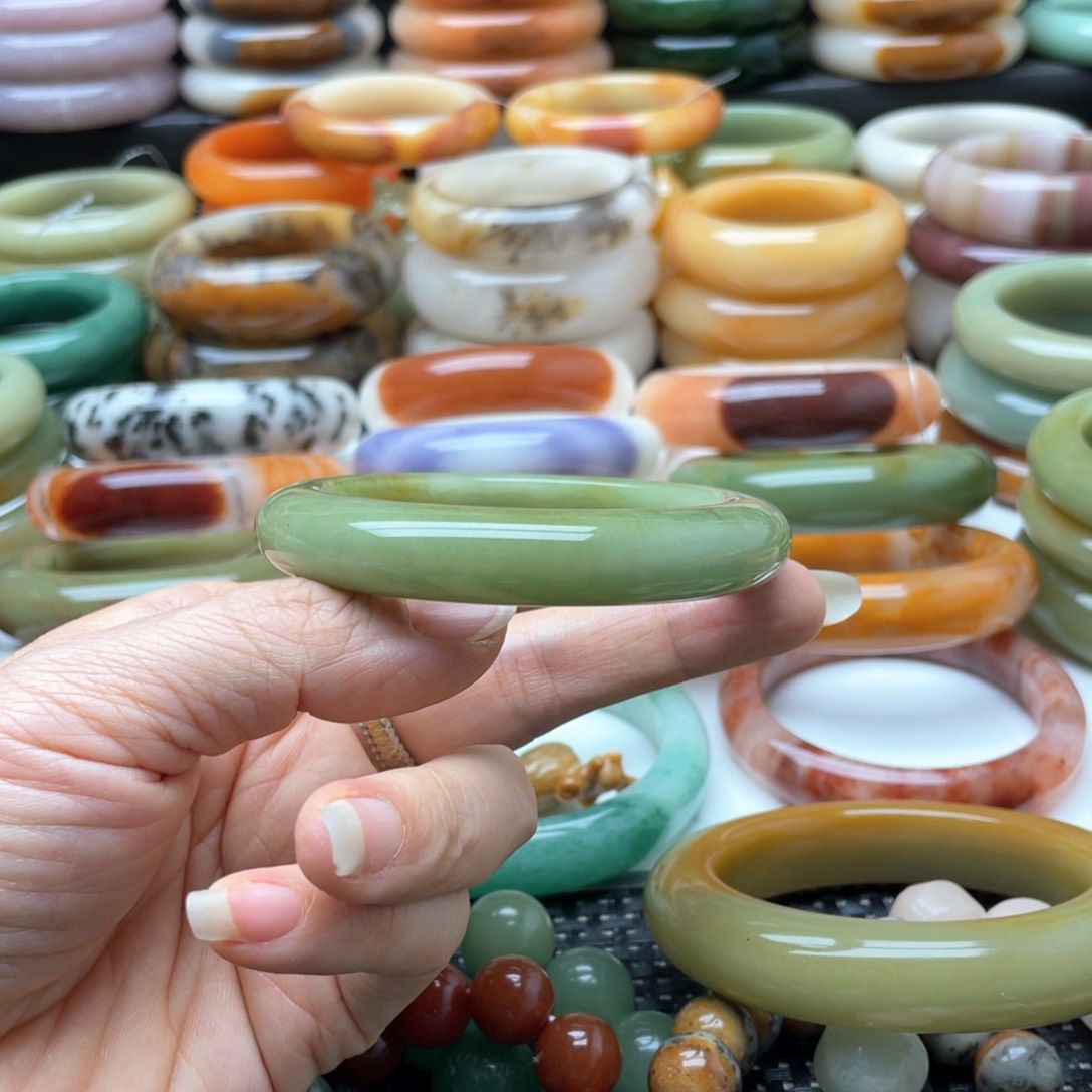 石英质玉手镯未镶嵌小*哥