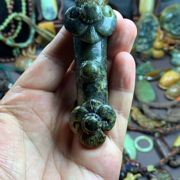 吊坠(赠链)未镶嵌岫岩河磨玉（透闪石质玉）