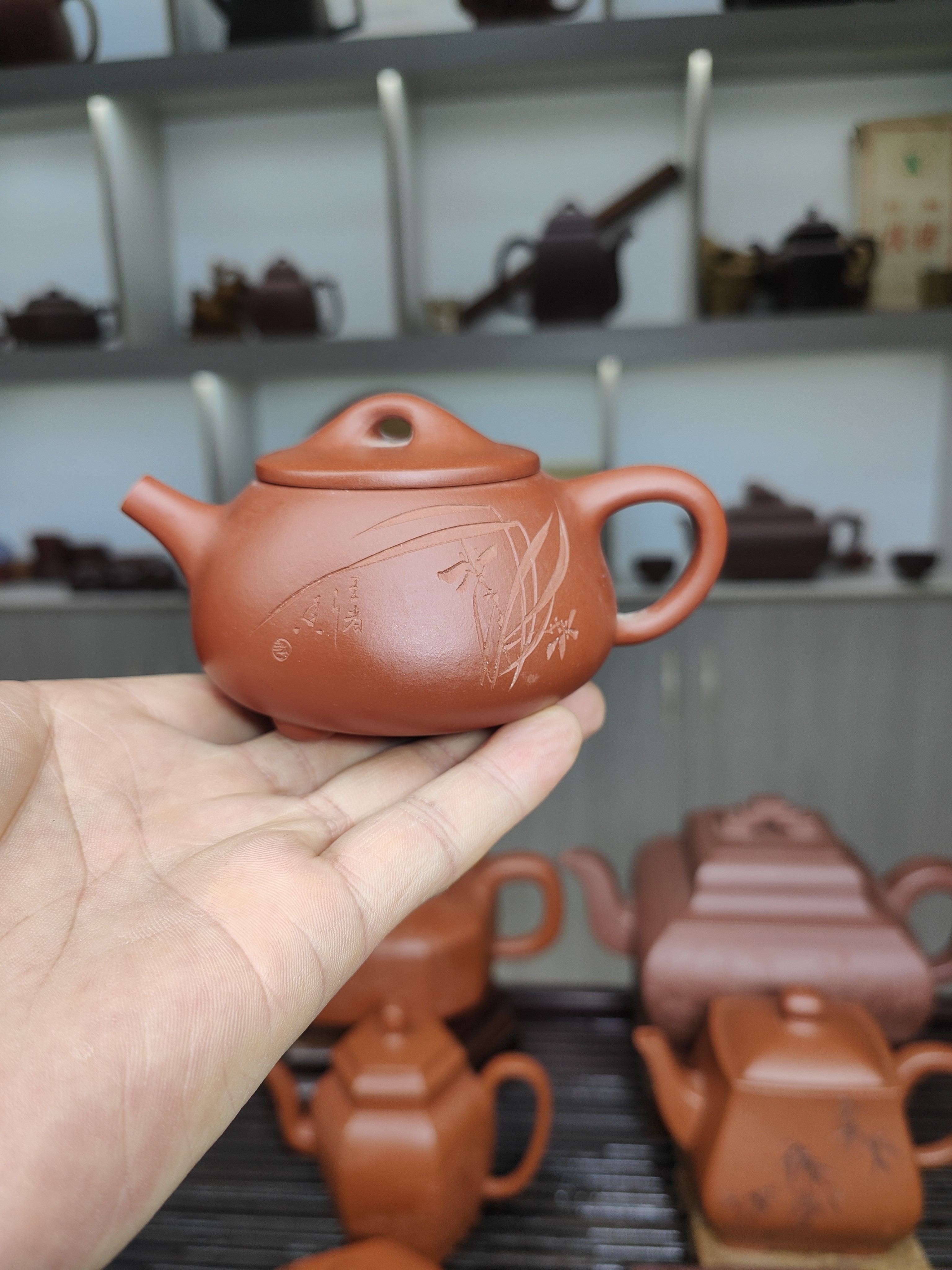 宜兴原矿朱泥小石瓢兰花刻绘