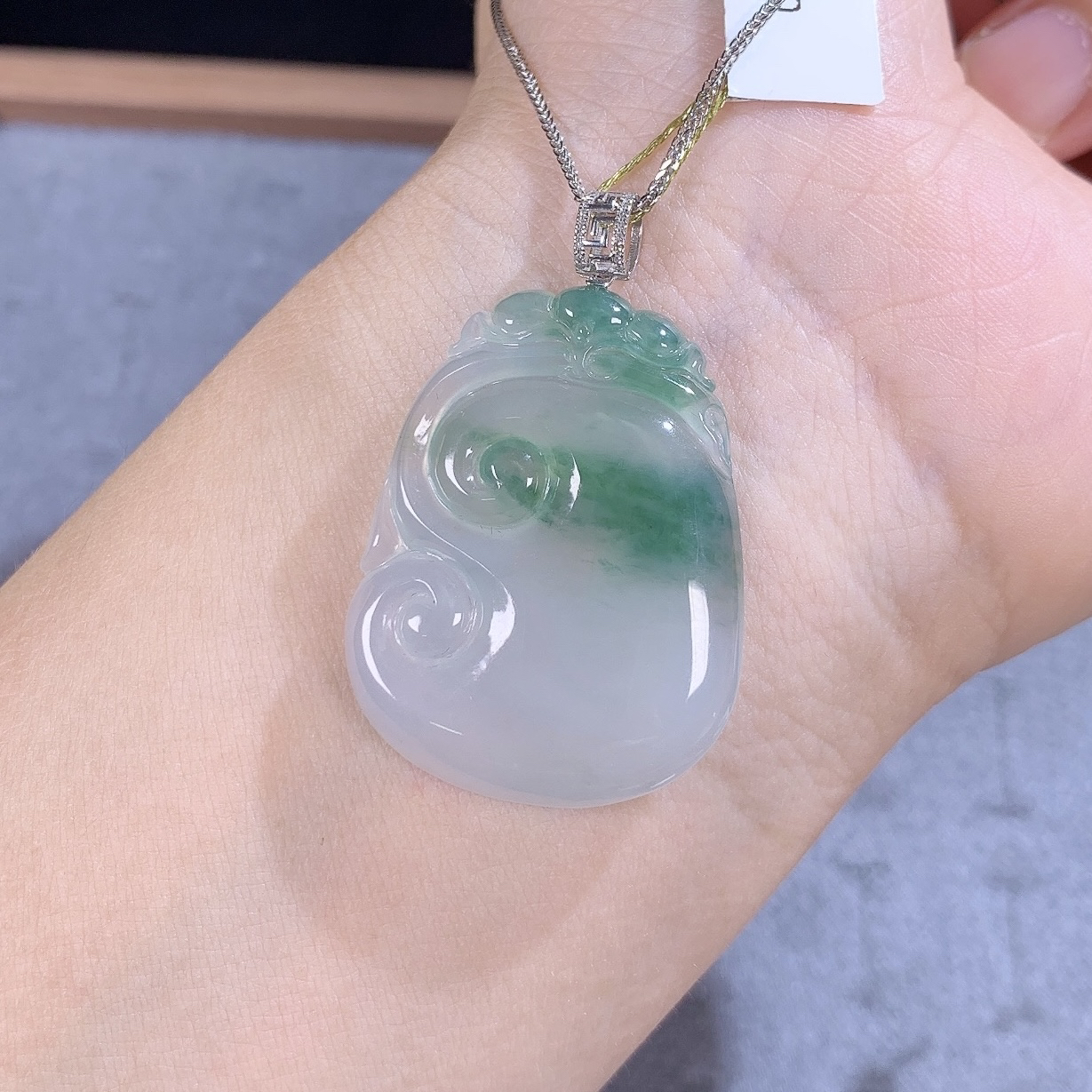 缅甸天然A货翡翠镶嵌18k金冰种飘绿飘花大如意吊坠礼物38×29.5×5