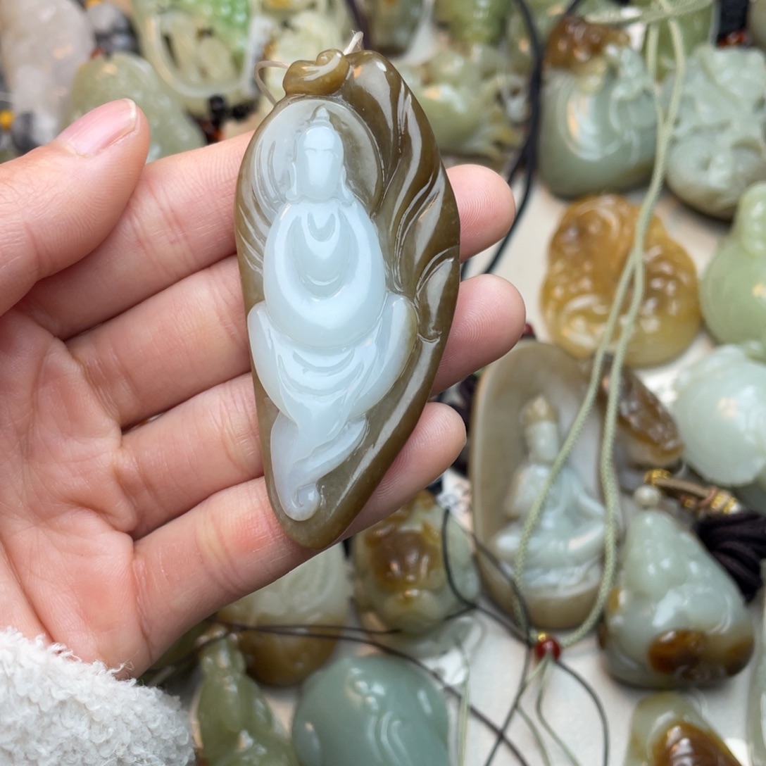 齐***年和田玉未镶嵌颈饰