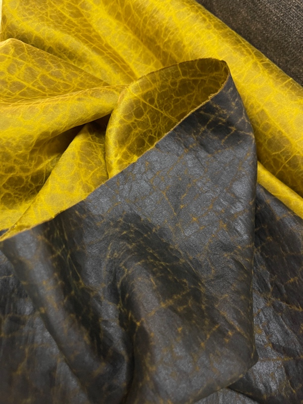 金色龟裂纹香云纱面料高端大气素平缎设计